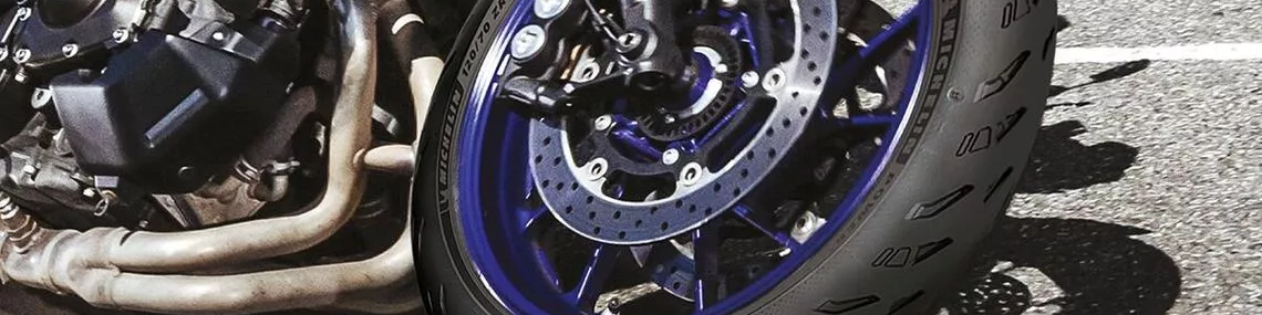 Montare gomme diverse davanti e dietro moto: è legale?