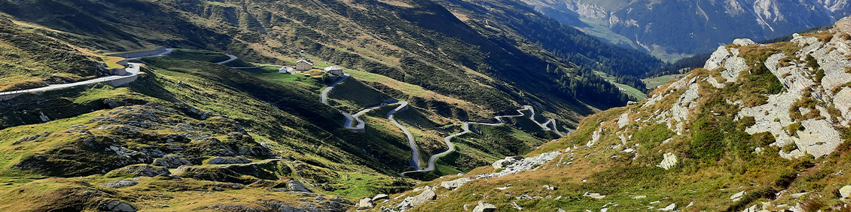 Due passi, un'unica leggenda: Spluga e Maloja in moto
