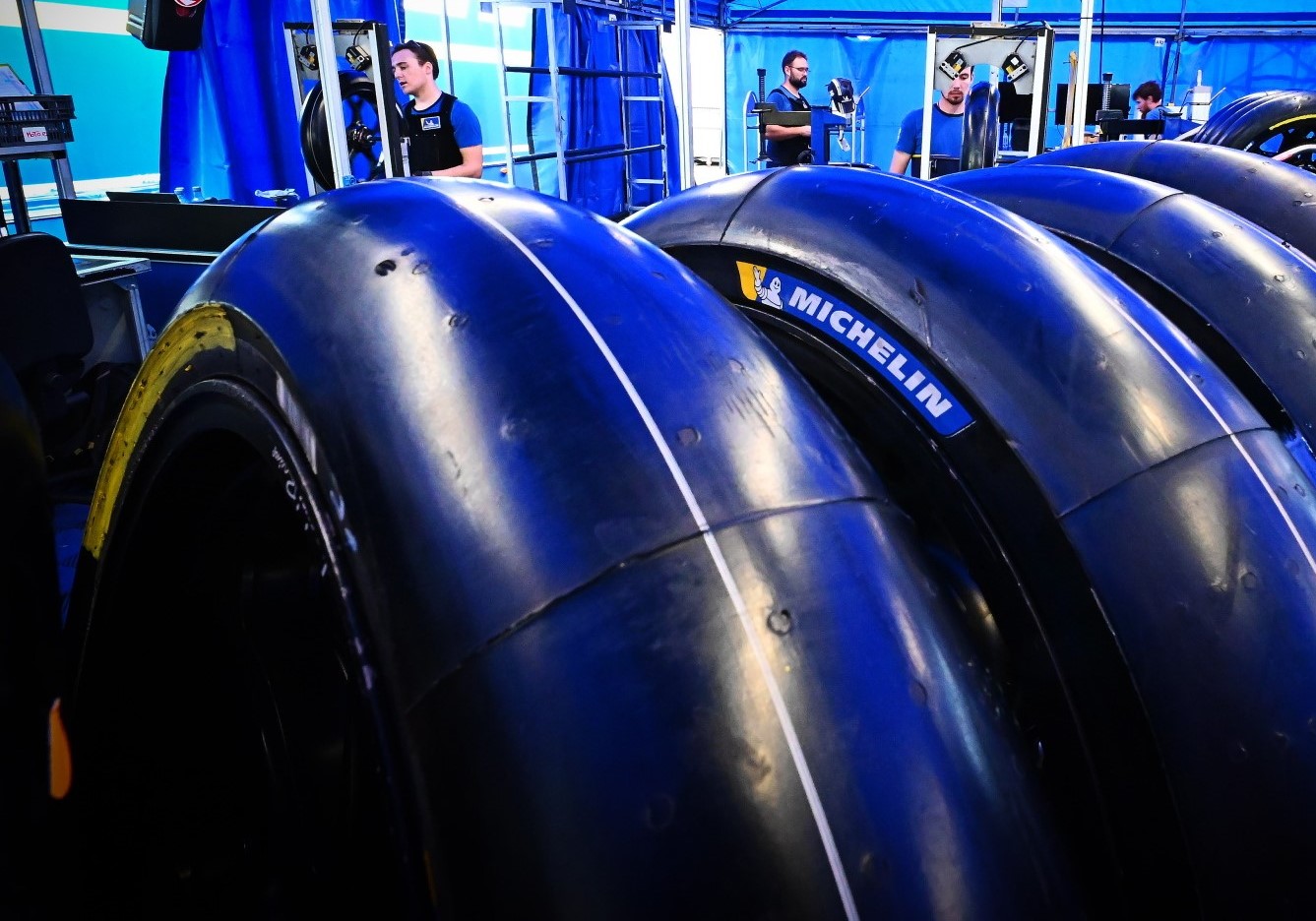 Pneumatici Michelin SBK Meccanico che lavora sulle ruote Michelin ai box della Superbike