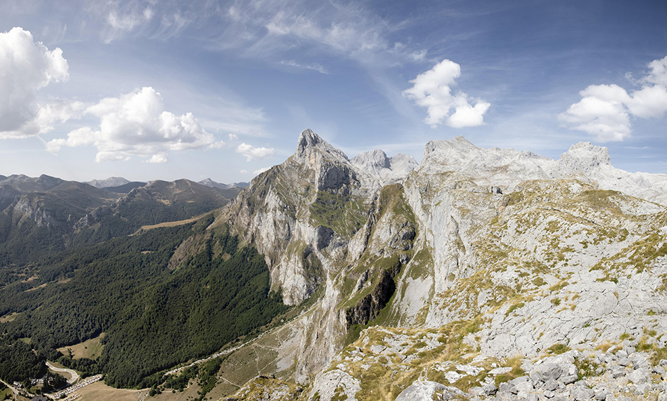 Massiccio della Sella in moto Strada sinuosa attorno al Massiccio della Sella sulle Dolomiti