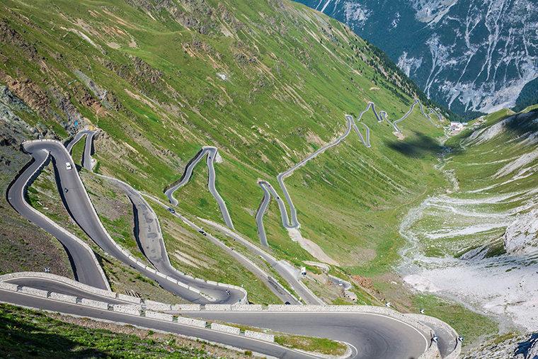Passo dello Stelvio Tornanti del Passo dello Stelvio tra le montagne